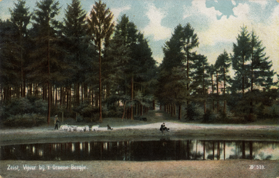 16314 Gezicht op de ronde vijver met naaldbomen bij het Groene Bergje in het Zeister Bosch te Zeist.